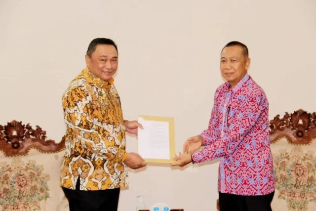 Penyerahan Surat Keputusan Gubernur Kalimantan Barat tentang Pengurus LPPD Provinsi Kalbar periode 2024 - 2028 kepada Kepala Kanwil Kemenag Prov. Kalbar oleh Ketua Umum LPPD Prov. Kalbar 2024 - 2028.

Selamat bekerja kepada Pengurus Baru LPPD Prov. Kalbar 

#pesparawikalbar #pesparawinasional #pesparawi