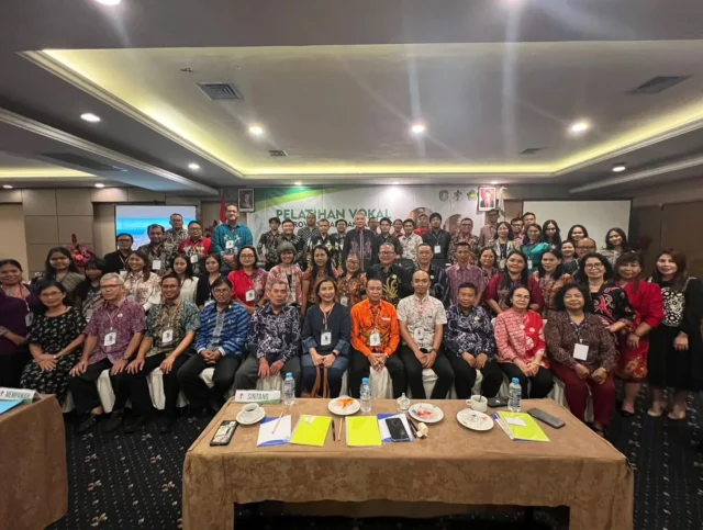 Pontianak, Kalimantan Barat - Dalam rangka persiapan Pesparawi Nasional XIV tahun 2025 di Papua Barat, LPPD Provinsi Kalbar mengadakan Pelatihan Vokal untuk Kontingen yang akan mewakili Provinsi Kalimantan Barat, dan juga Musisi Gereja dari berbagai daerah se- Kalimantan Barat, 28 s.d 30 November 2024.

#pontianak #pesparawinasional #pesparawikalbar #pesparawi #pontianak #pontianakinformasi