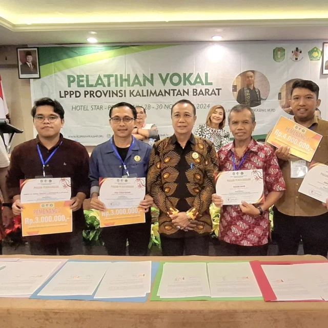 Pontianak, Kalimantan Barat - 30 November 2024 Para Pemenang Sayembara Cipta Lagu Pesparawi Kalbar XI telah menerima hadiah secara simbolis. Terima Kasih atas partisipasi seluruh peserta termasuk yang tidak Juara, mari tingkatkan kualitas Musisi Gereja di Kalimantan Barat.